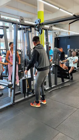 Why men don’t train glutes 🥴 Tag someone who wants to get in touch with their gym crush 😅💪 @jessie_croft @Sarah @Mica   #Mrsus #Patrox #comedy #Gymfail #Fitness 