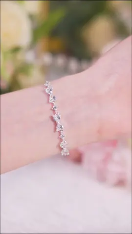 LT0381 – Dáng nơ cánh tim đính đá. Chiếc vòng dành cho những nàng yêu sự trẻ trung, tươi tắn 🌷#tleejewelry #daychuyenbactlee #khuyentaibactlee #lactaybactlee #trangsuc 