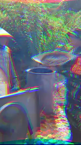 Bersatu Demi Bangsa Dalam setiap langkah perjuangan, TNI selalu hadir bersama rakyat sebagai garda terdepan. Kebersamaan ini bukan sekadar simbol, tetapi kekuatan nyata yang menjaga persatuan bangsa. Dalam video ini terlihat betapa eratnya hubungan antara TNI dan masyarakat. Saat rakyat dan tentara bergandengan tangan, tidak ada tantangan yang tak bisa dihadapi. Inilah bukti bahwa bersama kita kuat. #prabowobersamarakyat #tnibersamarakyat #fyp #bersamakita #indonesia