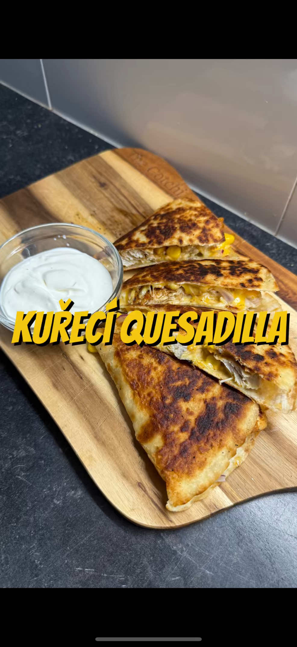 🌮Kuřecí quesadilla se sýrem 📍Tahle kuřecí quesadilla je jednoduchá, rychlá a pekelně návyková. Šťavnaté kuře, hromada rozteklého sýra a křupavá tortilla, kombinace, která nikdy nezklame. 📲Ulož si recept, ať máš vždycky po ruce něco, co zvládneš do 15 minut.🔥 📍Ingredience: - 1 velká tortilla - 1 kuřecí prso - 1 lžíce ghí nebo oleje - Sůl, pepř, uzená paprika, česnekový prášek - 50–70 g sýra (cheddar a gouda) - Kukuřice - Červená cibule 📍Dip: - Zakysaná smetana - Pažitka - Šťáva z citronu - Sůl a pepř #recept #quesadilla #kureci #delicious #yummy   