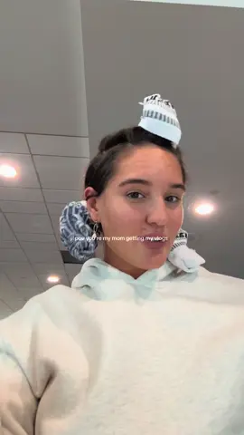 the things I send to my mom #vlogs #relatable #funny #airport #contentcreator 
