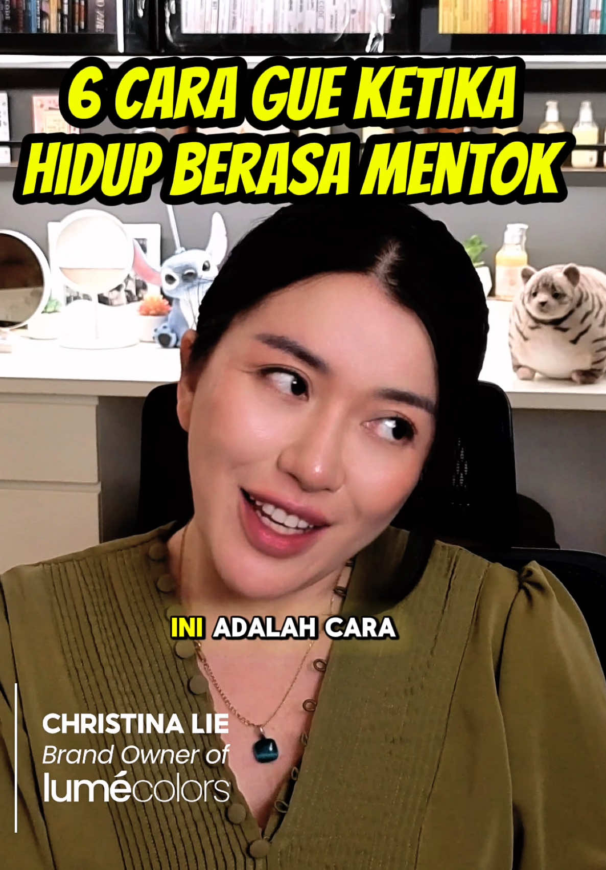 Pernah gak elo ngerasa hidup kayak mentok? Ini adalah ritual solusi yang udah gue pake bertahun-tahun. Gue kasih nama: 6R Problem Solving. 💡Gini cara kerjanya: 1. #release     Gue jalan kaki 30–60 menit sampe keringetan. Badan gerak = emosi lepas. Keringet itu literally buang hormon stres + bikin otak lebih jernih. 2. #reset     Kalau masih ada unek-unek, gue tulis di kertas selama 5 menit nonstop. Abis itu gue bakar. Simbolis banget: selesai ya, udah gak gue simpen lagi. 3. #recharge     Setelah pikiran kebuang, gue doa. Karena hati lagi jernih, ngobrol sama Tuhan tuh lebih deep. Kadang jawaban malah muncul lewat intuisi, telpon random, atau video YouTube nyasar. 4. #reframe     Gue cari audio/video yang relate. Sekali dapet perspektif baru, masalah yang tadinya keliatan gede jadi ciut sendiri. 5. Relate    Gue ngobrol sama temen yang gue percaya. Kadang 1 kalimat dari orang lain bisa jadi kunci. 6. Roadmap    Baru gue bikin action plan. Fokus ke hal yang bisa gue kontrol. Dari chaos jadi checklist. ✨ Kenapa works? * Release & Reset = buang sampah emosi. * Recharge = isi ulang hati & energi. * Reframe = dapet perspektif baru. * Relate = ada support sistem. * Roadmap = masalah jadi actionable. Ujung-ujungnya, pas sampah mental kebuang → kepala lebih lapang → solusi keliatan lebih jelas. Sekarang gue pengen nanya: Lo sendiri punya ritual apa buat ngadepin masalah? #christinalie 