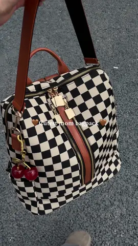 This bagpack is more than perfect!! even comes with a matching wallet! backpack/shoulderbag-Two ways!🖤🤎🤍#mombag #backpack #musthave #checkeredbag #everydaybag 