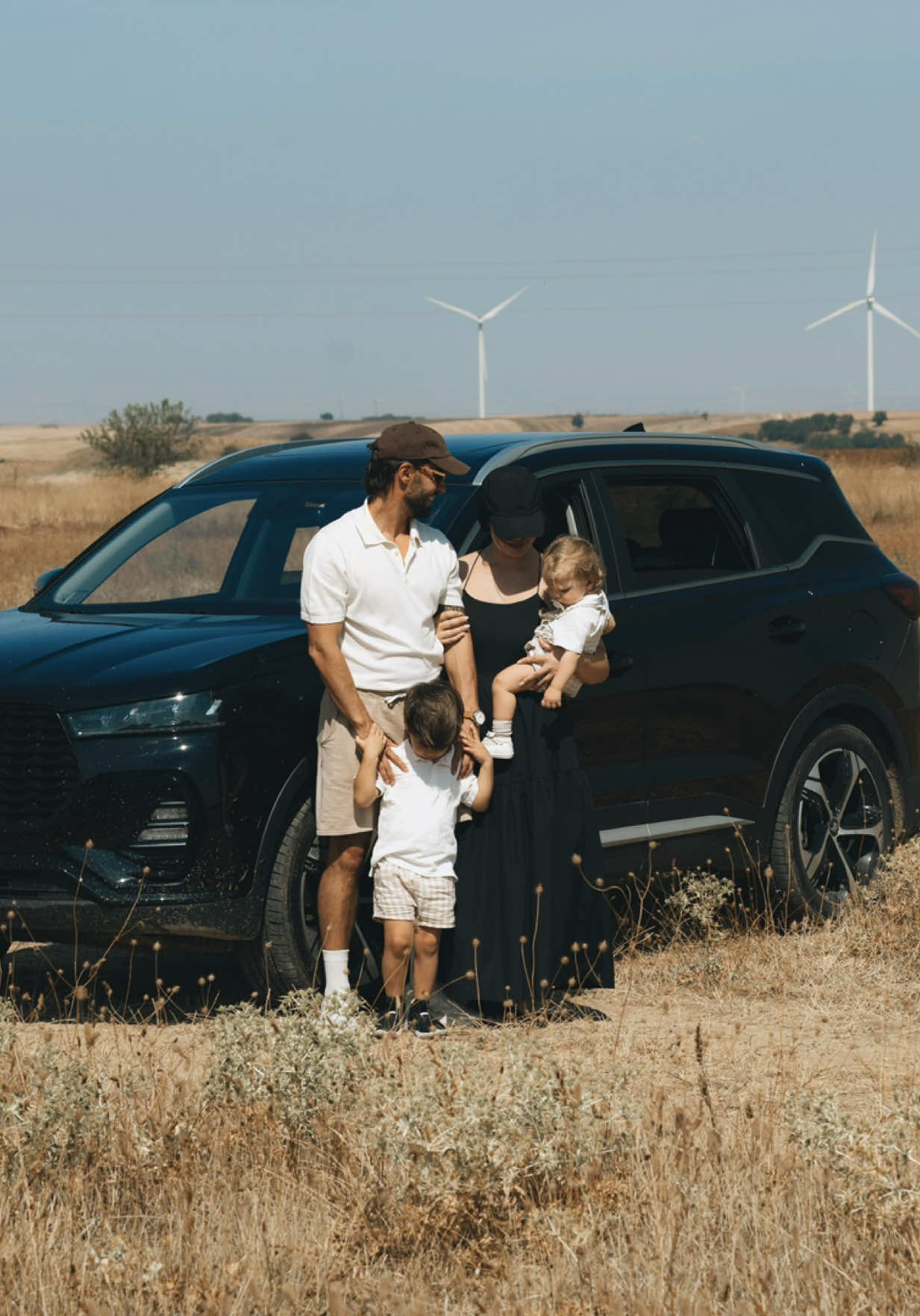 🌾 The four of us, a family: our children loving one another, and us living every moment with our hearts full 🤍 What do you think? #family #familygoals #familytravels #travel #traveltime  
