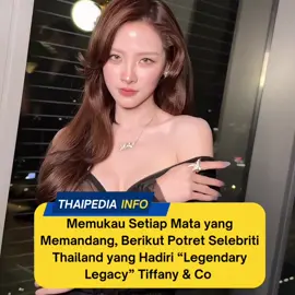 Kemewahan terpancar jelas dari setiap detail busana dan aksesori yang dikenakan selebriti Thailand yang menghadiri acara eksklusif “Legendary Legacy” Tiffany & Co. di One Bangkok. Pada momen istimewa ini, para tamu undangan tampil memukau dengan paduan gaya elegan dan perhiasan ikonis. Acara ini juga menjadi panggung bagi selebriti papan atas yang diundang untuk  berpose anggun di hadapan sorotan kamera. Sorotan lampu, detail busana , hingga kilau aksesori mewah menciptakan atmosfer yang sarat akan prestise dan pesona ditambah dengan visual mereka yang ga main-main 😍🔥  Video source: MintMagazine TH #thailand🇹🇭 #thai #thaienthu #thailand  