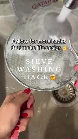 Washing a sieve can be so annoying, right? 😩 Instead of scrubbing forever, just use a spoon to push the food out and rinse — it’s that simple! 🍴✨ #kitchenhack #cleaningtips #LifeHack #kitchentips #washinghack #foodhack #foryou #fypシ #everydayhacks #viralhacks 