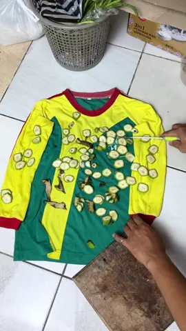 Menghilangkan noda getah di pakaian berwarna emang bisa?  #penghilangjamurpakaian #clothstainremover #penghilangnodapakaian 