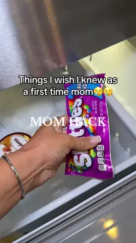 I do this every time my mom buys Skittles for my kids😢😢 #DIY #skittles #MomsofTikTok #firsttimemom #momhack hacks for first time moms 