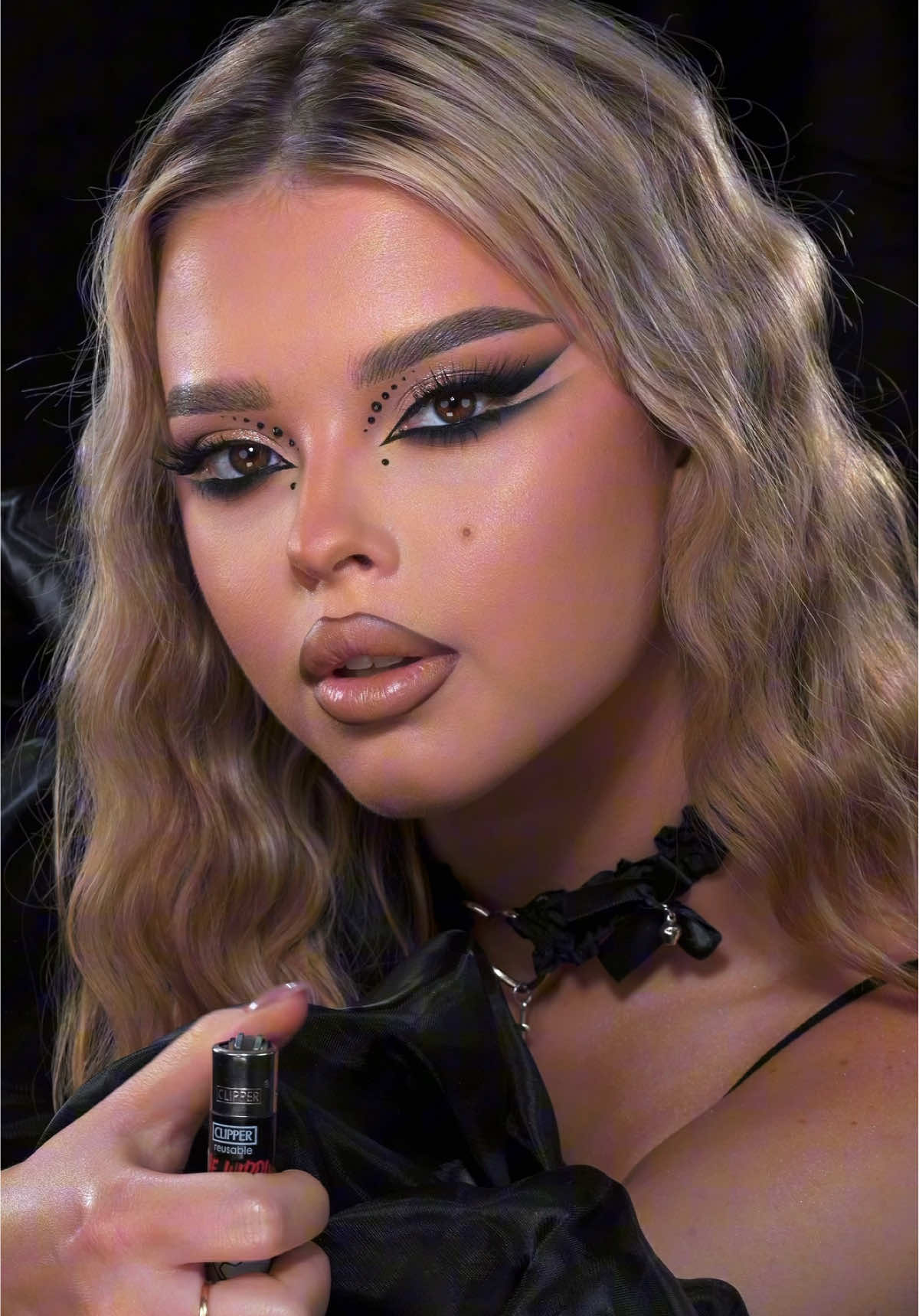 Gothic princess vibes🖤 #makeuptransition #beforeandaftermakeup #blackmakeup #viralmakeup 