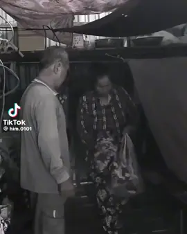 Bác đã cưu mang Vợ Hờ suốt 10 năm. Trong phút chốc giờ người đã bỏ bác về với gia đình. Bỏ lại bác với sự sững sờ chưa thể nào chấp nhận được, chia ly, thương đến nao lòng… Thương Bác vì hiếm ai mà có thể tử tế đến phút cuối cùng như vậy… Coi tới đâu nước mắt rớt tới đó! Người ta mất người thương đau lòng đến điếng cả hồn. Vẫn còn đâu đó những người chồng người cha không biết quý trọng gia đình mà mình đang có, chỉ mong cuộc sống của những người Mẹ, người Vợ trong chính gia đình họ đang sống được đối xử tử tế như cái cách Bác Minh đối xử với Vợ Hờ của Bác.  Hãy thật tử tế dù là bằng cách nào đi chăng nữa, vì người tử tế luôn được mn tôn trọng và chào đón.