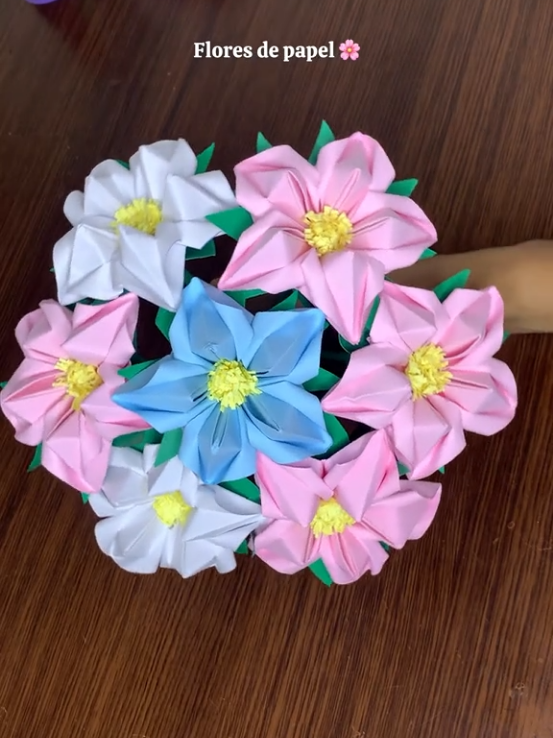 Paper flowers 🌸  - #flowers #DIY #giftidea #presentefeitoamao 