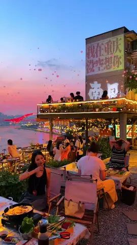 😍😍😍 #chicago #downtown #chicagodowntown #fyp #rooftop  Chicago, travel Chicago, winter road trip in Chicago, scenic city winter drive, snow drive, Trump International Hotel & Tower Chicago, London House Chicago