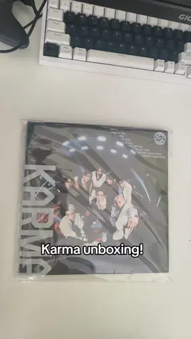 Its so cool!! bjt the wristbands are paper..? #viral #straykidskarma #xyzbca #fyp #unboxingalbum 