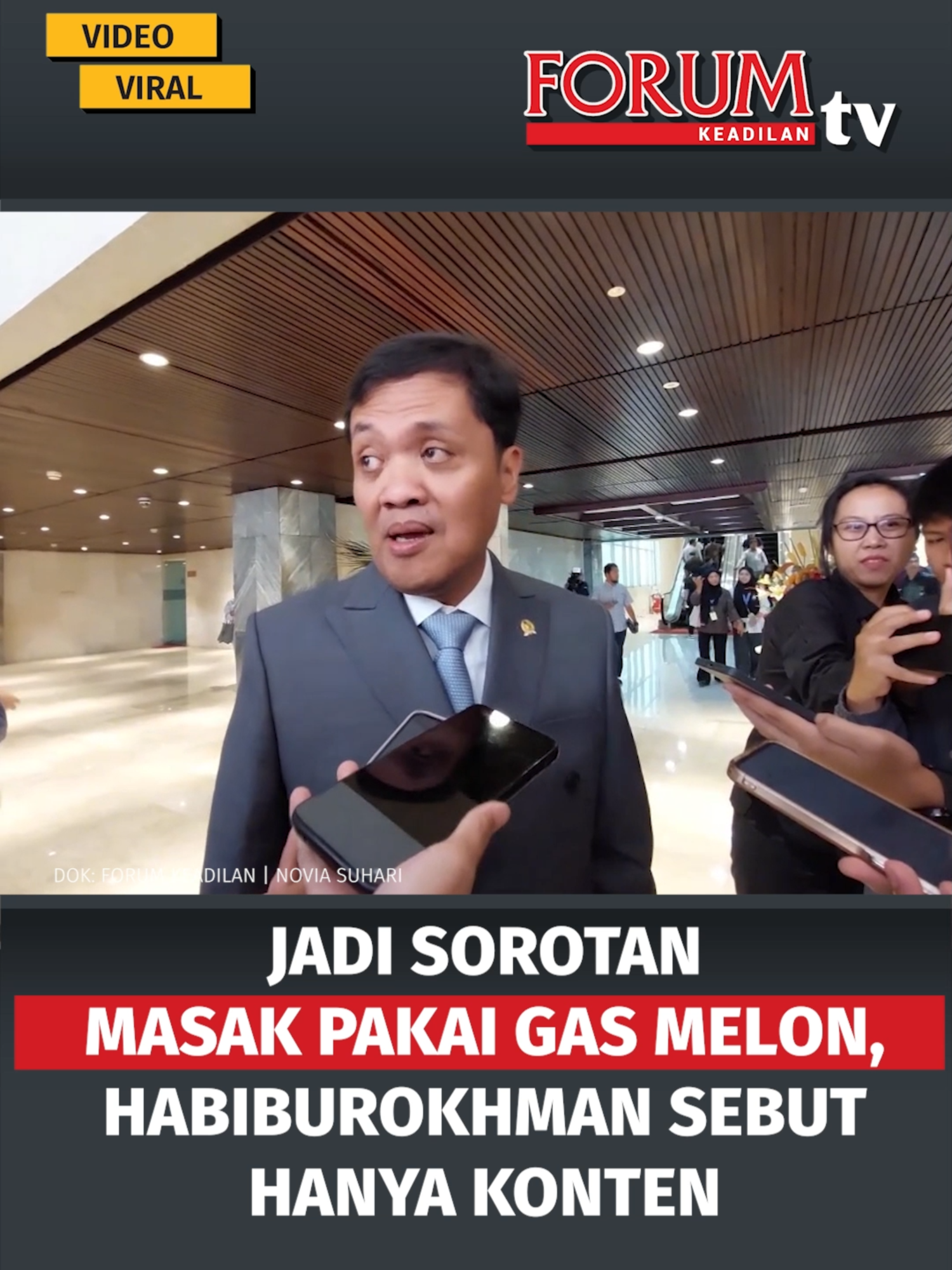 Wakil Ketua Umum (Waketum) Partai Gerindra Habiburokhman angkat bicara terkait sorotan publik atas konten memasaknya yang menggunakan LPG 3 kilogram atau gas melon. Ia menegaskan bahwa penggunaan gas melon tersebut bukan untuk kebutuhan pribadinya, melainkan dipakai di posko relawan yang berada di daerah pemilihan (dapil) Jakarta Timur. Habib menjelaskan bahwa posko tersebut ditempati oleh seorang office boy (OB) bernama Abubakar yang sehari-hari menjaga tempat tersebut. Menurutnya, gas bersubsidi itu memang digunakan oleh sang OB karena keterbatasan ekonomi. Baca lainnya di forumkeadilan.com #habiburokhman #partaigerindra #gasmelon #elpiji3kg #politikindonesia #beritaterkini #forumkeadilan #isupolitik
