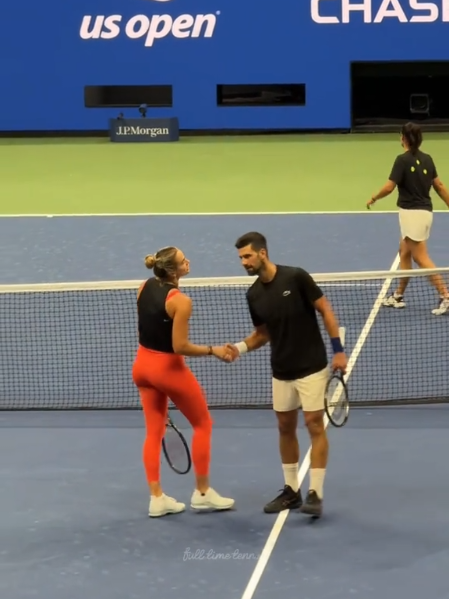 Qué dupla! Aryna Sabalenka 🇧🇾 y Novak Djokovic 🇷🇸 se divierten en el US OPEN. Fuente: @Full Time Tennis  #tenis #tennis #sabalenka #djokovic #USOpen 