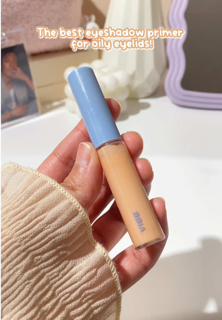 The best eyeshadow primer for oily eyelids! BBIA Last Eye Primer 🩵 I have half-hooded eyelids that are very oily so my eyeshadow tends to get patchy and doesn’t last long. This eye primer is a game-changer though! It looks like it has a beige tint but is actually clear and is very easy to apply. It dries down quickly, doesn’t leave a tacky finish and creates a smooth base for my eyeshadow. I’ve noticed that my eyeshadow now lasts the entire day and doesn’t get patchy! Also, the colour payoff is great on my pigmented eyelids. Overall, this is 100% worth it, if you have oily or hooded lids! Also, I’m looking for a pigmented eye primer so if anyone has any recs, lmk :) *Get this on sale at yesstyle for just £4.51/$6.10. Use my code TWREWARDS to save even more money! 🛒 #kbeautyreview #makeupreview #kbeauty #eyeshadowprimer #eyeprimer 