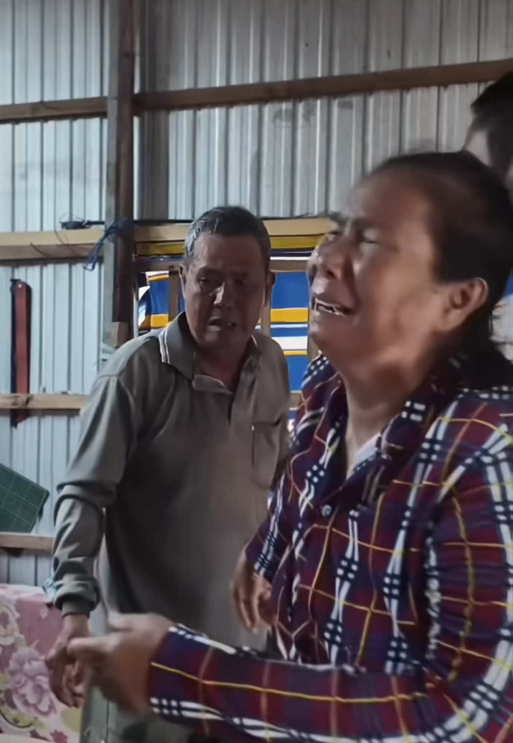 Có những tình yêu không cần danh phận. Có những con người chọn sống tử tế, ngay cả khi biết trước sẽ chẳng được hồi đáp. Qua năm tháng đủ dài để một người đàn ông già đi... nhưng cũng đủ để ông giữ mãi một phẩm giá cao thượng. Trong tình yêu, tử tế chưa chắc đã được hồi đáp. Có người dành cả đời để tốt với một người, nhưng cái họ nhận lại chỉ là... sự quên lãng. Sự thật phũ phàng là: người tử tế nhiều khi không có một kết cục tốt, nhưng họ vẫn chọn sống tử tế, vì đó là cách duy nhất để giữ trọn lương tâm của mình. Không phải sự tử tế nào cũng giữ được người...#chúminh #phongbui 