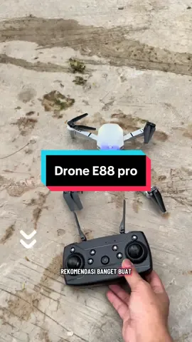 Drone E88pro Sudah dilengkapi dengan kamera yang bisa konek ke hp cuy jadi bagus banget🤩🫵🏻#fyp #creatorsearchinsights #dronee88pro #drone 