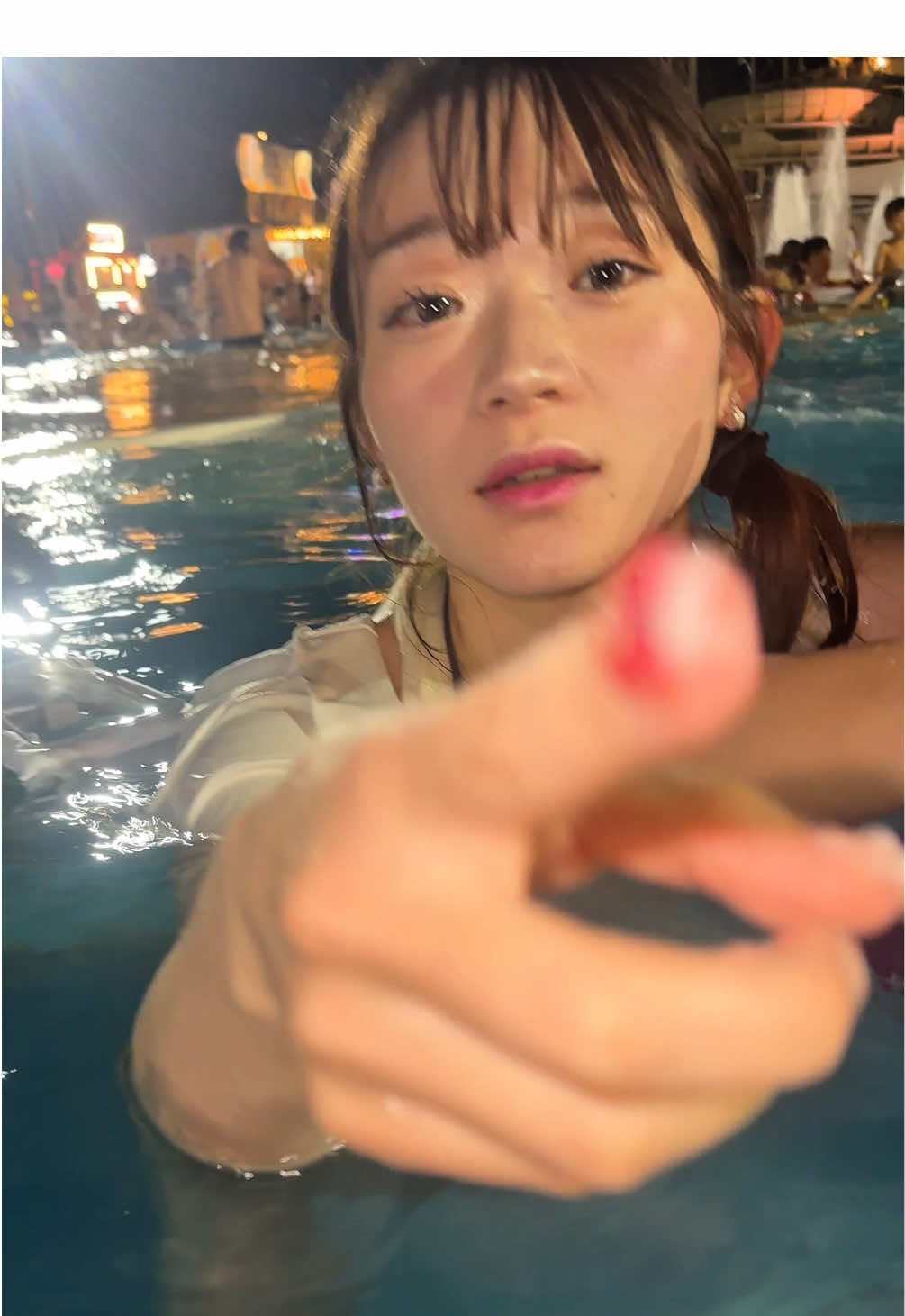 中２からずっと153cm 中学生の頃は身長のびるって信じて毎晩骨脱臼しそうなくらい伸びてたのに！ #低身長 #ナイトプール #プール 