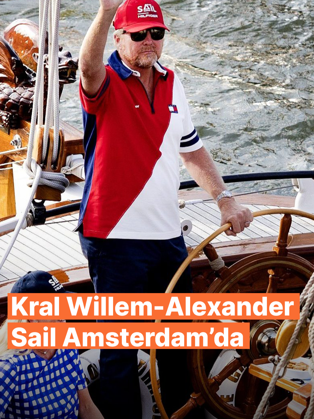 Sail Amsterdam’ın ilk gününde Hollanda Kralı Willem-Alexander sürpriz bir şekilde sahneye çıktı. Kral, annesine ait yelkenlinin dümenine geçerek IJhaven’de kısa bir tur attı.  Katılım önceden açıklanmamıştı. Gün boyu binlerce kişinin izlediği Sail-In geçidinden sonra gelen kral, kalabalığın ilgisini üzerine çekti.  Yelken açılmadı, gemi motor gücüyle ilerledi. Kısa bir temas yaşansa da hasar olmadı. Sail, 750. yılını kutlayan Amsterdam’ın en büyük etkinliklerinden biri olarak renkli anlara sahne olmaya devam ediyor. #Hollanda #Amsterdam #avrupa #almanya #avrupaturkleri #fransa #belçika #Haber #hollandadakitürkler #haber #hava #ab #Rotterdam #denhaag