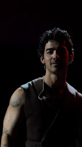 his giggleee @joejonas @Jonas Brothers  #jonasbrothers #joejonas #leavebeforeyouloveme #greetingsfromyourhometowntour #fyp 