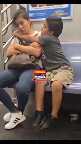 QUE HERMOSO 💚 💕 😍  ¡Su hijo, su héroe! Un video recientemente difundido en redes sociales demostró el infinito amor que los hijos sienten por sus padres. En el material es posible observar como, una madre vencida por el cansancio, se quedó dormida en el asiento de un vagón, durante un trayecto en el que iba acompañado de su menor hijo. La escena conmovió a las personas porque el niño cuidaba a su mamá y evitaba que se golpeara la cabeza contra el tubo de metal del asiento. ✅📡 Siguenos en nuestras redes: 📸 Instagram 👍 Facebook | 🐦 Twitter | 🎵 TikTok | 🔴YouTube: 🔊 Créditos redes sociales  📣 PARA #DENUNCIAS CONTACTOS 849-472-9906 📱 809-504-9719 📱 809-297-3086 📱 #prensaxtremaroyal #prensaxtremaplatinum #prensaxtremagold #prensaxtremaelite   WWW.PRENSAXTREMARD.COM  AMPLIA ESTA Y OTRAS INFORMACIONES EN NUESTRAS REDES SOCIALES Y YOUTUBE📍