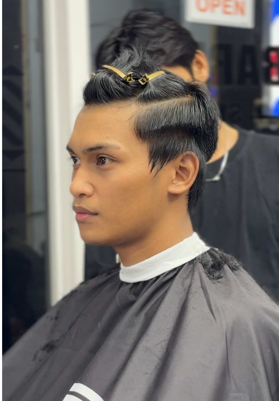 Enak juga lagunya 😁  #haircut #kepsterbocil  #midfade #fringe #stylishbarbershopkampunginggris 