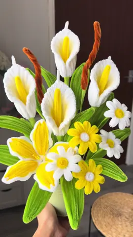 💫🤍🤍🍃💛💛💫 #pipecleaners  #pipecleanerflowers  #handmadeflowers #england  #uk 