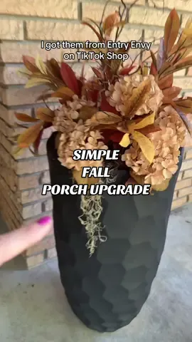 If you love Fall flowers but don’t have time for all that… #fallflowers #flowers #porch #artificialflowers #autumn @Entry Envy 