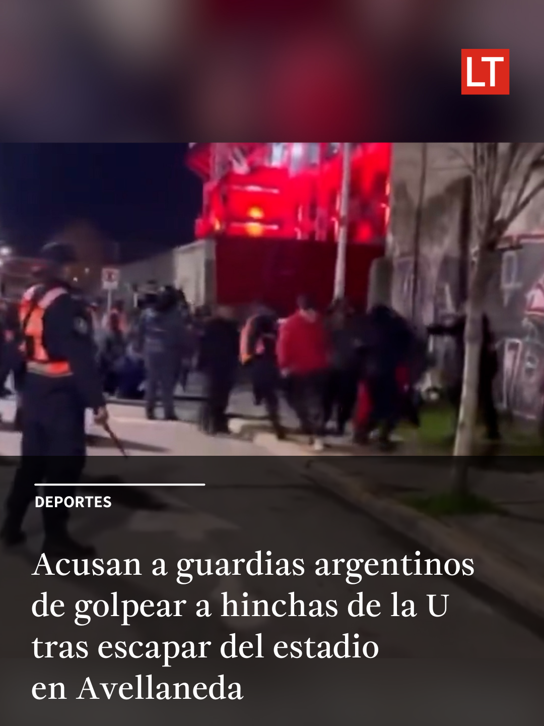 Un registro en redes sociales da cuenta de cómo los fanáticos de la Universidad de Chile intentaban escapar del estadio Libertadores de América en Avellanada, y los guardias del estadio los hacían tropezar a la salida. Además, Azul Azul entregó el listado de chilenos detenidos tras los incidentes del partido entre Independiente y Universidad de Chile. Según consignó Radio Bío Bío, serían 90 hombres, cinco mujeres y seis menores de edad. En total, son 101 aprehendidos.