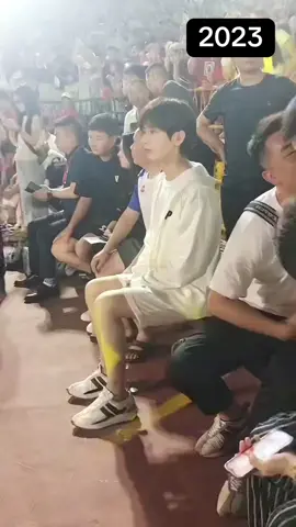 Chỉ thua lão cán bộ mỗi cái tuổi 🤣 vừa nghiêm túc vừa dịu dàng. Chỉ cần nhìn nhẹ cái là đủ hiểu. Cái tướng ngồi thẳng lưng bao năm không đổi #thanhnghi #成毅 #chengyi #thànhnghị #saonamtrungquoc 