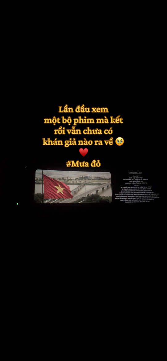 Lần đầu xem một bộ phim mà kết rồi vẫn chưa có khán giả nào ra về ♥️ Rất mừng vì là một trong số những người đầu tiên đi xem xuất chiếu sớm của Mưa Đỏ.  81 ngày đêm thực sự khắc nghiệt, hơn 14000 chiến sĩ vì Việt Nam thống nhất toàn vẹn lãnh thổ chiến đấu với hơn 35000 quân phía Hoa Kỳ.  Với mưa đỏ, tôi thấy mưa, nước mắt, 🩸càng rơi thì lòng quyết tâm lại càng ăn sâu. Sau khi bị thương, Trên dòng sông Thạch Hãn, Tú bảo “Tuổi em nhỏ nhưng chí em đã quyết”. Mỗi nhân vật dù ở hoàn cảnh và vị trí công tác nào đều đóng góp theo cách riêng của mình hướng về ngày mai toàn thắng. 🇻🇳♥️ thêm 1 note nhỏ: Để hiểu rõ mạch phim thì mng nên tìm hiểu kỹ bối cảnh lịch sử trước nha #muado #vietnam #xuhuong #viral #fyp