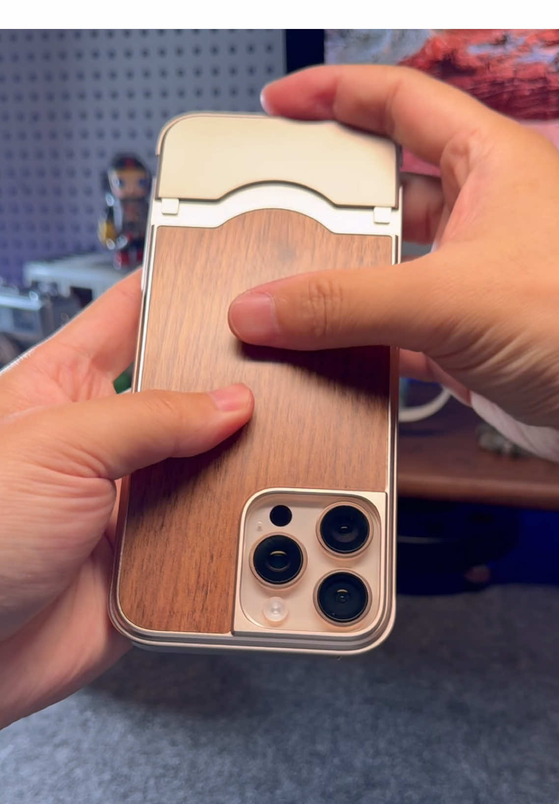 Creative walnut telescopic case, a must-have mobile phone case for business people。创意胡桃木伸缩壳，商务人士必备手机壳#数码科技 #创意 #iphone #iphone16promax #保护壳 