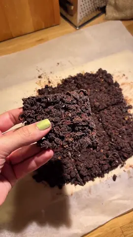 Homemade Eti Lifalif darılmaca gücenmece yok 😂😂😂 İnanılmaz güzel oldu tadı bir oturuşta bitirmemek için çok zor tuttum kendimi 🤣❤️ Bu sefer isim konusunda esnek değilim ama şekil konusunda esneğim 🤣🤣🤣🤣🤣🤣🤣🤣 Malzemelerimiz Sadeceee👇🏻 Hindistan Cevizi Yulaf Bitter Çikolata Benim gibi illa daha fazla kalori alayım diyorsanız bir de damla çikolata 🤫💜 Hazırlanışı Bitter çikolatamızı benmari usulü eritip tüm malzemelerle birleştirdikten sonra yağlı kağıdımızın üstünde şekil verip buzlukta 1 saat dinlendirelim 🤩 Gerçekten müthiş oluyor 🫡 Herkesin şimdiden ellerine sağlık, afiyet olsun🧡 #tarif#yulaf#pratik#çikolata#tanıtım