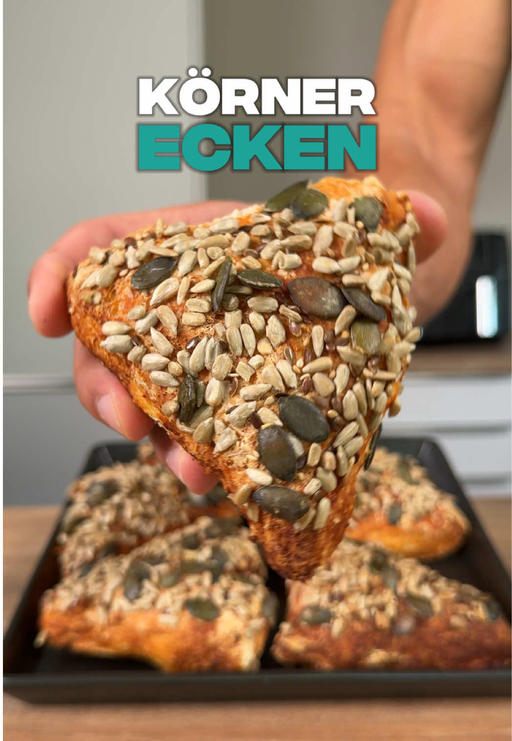✅ 6 Stück ✅ Pro Ecke: 264kcal, Fett 5g, KH 37g, P 18g  Kommentiere „ECKE“ und ich schicke dir das Rezept zum speichern oder ausdrucken kostenlos zu.  📝 Zutaten 📝 🔹280g Mehl 🔹500g Magerquark 🔹1 Päckchen Backpulver 🔹Salz (optional) 🔹50g Körner 👨‍🍳 Zubereitung: 👨‍🍳 Mehl, Quark, Backpulver und Salz in eine Schüssel geben und mit der Hand verkneten. Anschliessend den Teig pizzaförmig ausbreiten, nicht zu dünn und in 6 gleich grosse Stücke schneiden. Eine Seite in die Körnermischung geben. Im Airfryer bei 180°C für ca 20min backen. Im Backofen gerne 30-35min.  🔍 Du willst endlich deine Ziele erreichen, aber weißt nicht, wo du anfangen sollst? Ich helfe dir dabei, deine Wohlfühlfigur zu erreichen – langfristig, ohne Verzicht und mit einem Plan, der in deinen Alltag passt. 💪 Gemeinsam starten wir den Weg zu einem fitteren, gesünderen Leben!  ➡️ Sichere dir jetzt dein kostenloses Erstgespräch – Link in der Bio! 📲  #brötchen #sonntagsbrötchen #proteinbrötchen #airfryer #highprotein  