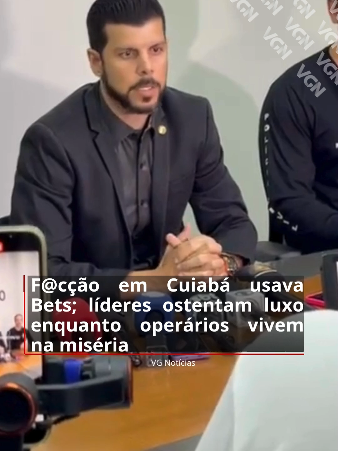 O delegado Cláudio Álvares Sant’Ana, diretor de Atividades Especiais (DAE), revelou nesta quinta-feira (21.08) que a operação Ludus Sordidus, voltada à desarticulação de uma facção ligada ao Comando Vermelho, evidenciou a disparidade entre os membros do grupo. Enquanto os “faccionados operários” vivem na pobreza, os líderes desfrutam de carros de luxo, casas milionárias e patrimônio elevado. “É nítido que apenas o topo da pirâmide lucra. Esse líder já tinha atingido uma capacidade financeira muito alta, acumulando bens enquanto os subordinados continuam na miséria”, afirmou Sant’Ana. Nesta manhã, a Polícia Civil cumpriu 38 mandados judiciais, incluindo prisões, sequestro de 12 imóveis e bloqueio de contas e valores que somam mais de R$ 13,3 milhões. 📲 Leia a matéria completa em nosso site www.vgnoticias.com.br (link na bio) #vgnoticias #cuiaba #operação #lideres