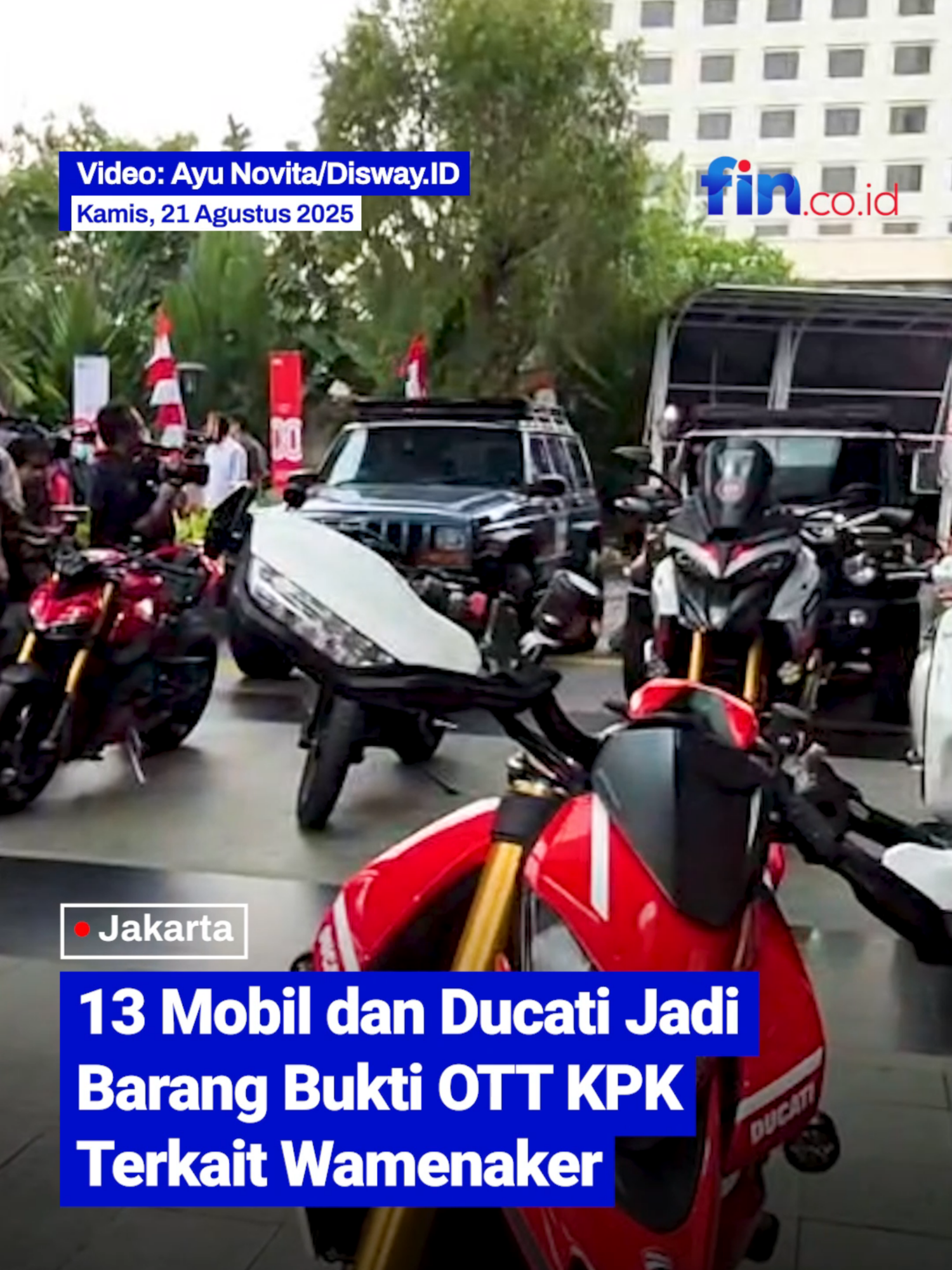 13 Mobil dan Ducati Jadi Barang Bukti OTT KPK Terkait Wamenaker Komisi Pemberantasan Korupsi (KPK) menyita sejumlah barang bukti dalam operasi tangkap tangan (OTT) yang menjaring Wakil Menteri Ketenagakerjaan (Wamenaker) Immanuel Ebenezer atau Noel. Wakil Ketua KPK Fitroh Rohcahyanto menyebut barang bukti yang diamankan berupa belasan mobil hingga motor gede Ducati. “(Barang bukti) 13 (mobil), satu Ducati,” kata Fitroh saat dikonfirmasi, Kamis (21/8/2025). Fitroh menambahkan, barang-barang tersebut disita dari beberapa lokasi berbeda yang masih berkaitan dengan jajaran di Kementerian Ketenagakerjaan. “Dari beberapa tempat jajaran di Kemnaker,” ungkapnya. Dalam OTT yang digelar Rabu malam, KPK menangkap Noel bersama 10 orang lainnya. Penangkapan itu diduga terkait pemerasan terhadap perusahaan dalam pengurusan sertifikasi Keselamatan dan Kesehatan Kerja (K3). #OperasiTangkapTangan #Wamenaker #ImmanuelEbenezer #Kemnaker #Noel #DugaanKorupsi #Hukum #KPK #News #WakilMenteri