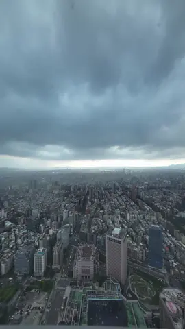 Taipei 101 before typhoon #台灣🇹🇼 #taiwan #taipei101 #台北101 #viral 