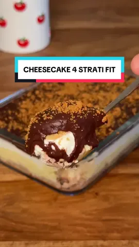 Torta 4 Strati fit 🍰🍫 🛒Ingredienti: 👉Base: 90gr fette biscottate / 90gr yogurt greco 0% 👉Crema pasticciera: 1 uovo / 1 tuorlo / 10gr amido di mais / 180ml latte veg. / dolcificante o aroma dolcificante (io uso custard cream di prozis) 👉Crema: 300gr yogurt greco / 150gr formaggio spalmabile magro / 30gr dolcificante (io uso stevia eritritolo) / aroma vaniglia 👉10 biscotti magri (io uso i plasmon, quelli con zuccheri in meno) circa 80gr (se eviti questo strato avrai 319 cal in meno sul totale) 👉Glassa: 10gr cioccolato fondente / 20gr cacao amaro / 60ml latte veg. 🚨Aromi e dolcificante li prendo su Prozis codice affiliato👉 ALANVALCA sconto + omaggi❤️‍🩹 #aff 👉Procedimento: frulla le fette biscottate e unisci allo yogurt, compatta bene in una teglia rettangolare (la mia è da da 15 x 20) se vuoi puoi cuocere la base per renderla più croccante, io preferisco tenerla così / unisci tutti gli ingredienti per la crema pasticciera in un pentolino e con un fustino continua a mischiare a fiamma media finché non si addensa / unisci tutti gli ingredienti per la crema con un fustino in una ciotola a parte / distribuisci lo strato di crema pasticciera sulla base e poi la crema allo yogurt / sciogli il cioccolato fondente e unisci gli ingredienti per la glassa mischiando con forza, dovrebbe risultarti un composto liquido / metti i biscotti sullo yogurt e poi versa sopra la glassa al cioccolato / lascia riposare in frigo per circa 4 ore e sarà pronta 🔥100gr🍰121 Kcal 14.5 C / 8.3 P / 3.1 F 🔥1090gr totale 👉 1321 Kcal 158 C / 90 P / 34 F 📘I miei RICETTARI📙 👉Cartaceo: Amazon 👉Ebook: alanvalca.com 🚨Prozis cod. ALANVALCA #torta #tiramisu #alanvalca #dieta 
