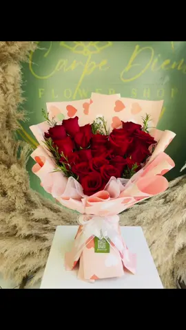 ❤️ El corazón que se regala Un corazón perfecto formado por rosas rojas, pensado para decir: “Eres mi todo, sin necesidad de palabras.” 💐 Diseño exclusivo  🌹 Rosas frescas e intensas. 🎀 Envoltura romántica y sofisticada 🎁 Listo para regalar… o para enamorar Haz que ese momento sea inolvidable. Regala emociones. Regala amor real.  📍Puyo- Ecuador (Av. Ceslao Marín y Juan de Velasco) 📲 WhatsApp: (+593) 93 927 7189 🚕 ¡Contamos con Entrega a Domicilio! #floreriapuyoecuador #floristeriapuyoecuador #florerialagoagrio #viral #tiendaderegalospuyo 