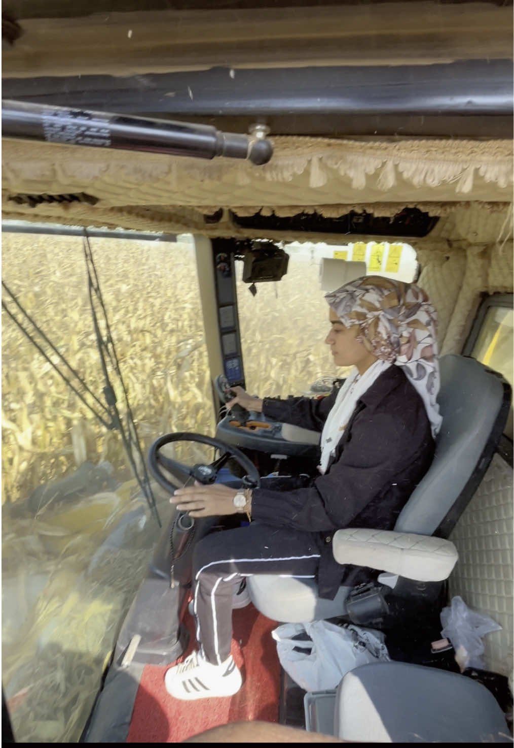 🌽👩🏻‍🌾#çiftçivideoları #çiftçi #biçerdöver #biçim #farmers #farmlife #foryou #keşfetteyizzz #beniöneçıkart #fyp #newholland #mısırbiçimi #hasat #tarsus #33 #viralvideos #virall 