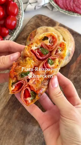Pizza-Reispapier-Schnecken 🍕 Endlich habe ich auch mal den Trend mit den knusprigen Reispapier-Schnecken ausprobiert 😍 Ich habe sie als Pizza-Variante zubereitet und finde die Idee absolut genial! 🍕😍 Habt ihr den Trend schonmal probiert? Welche Füllung würdet ihr probieren? 🤔 Zutaten (für 2 Schnecken): 6 Reispapiere 2 Eier Salami Tomate Paprika Rote Zwiebel Ketchup Geriebener Käse Italienische Gewürze Basilikum Zubereitung: Salami, Paprika, Tomate und Zwiebel klein schneiden. Zwei Eier in einer Schüssel verquirlen. Pro Schnecke werden 3x Reispapier kurz in das Ei getaucht und überlappend auf den Tisch ausgelegt. Etwas außerhalb der Mitte werden nun zuerst Ketchup und danach die Zutaten als Streifen über alle Reispapiere verteilt. Mit Gewürzen, Basilikum und reichlich geriebenen Käse bedecken. Von der schmaleren Seite aus das Reispapier einrollen. Anschließend zu einer Schnecke formen. Für ca. 10 min bei 180 Grad im Airfryer backen, bis das Reispapier außen knusprig ist. Fertig sind die ultra knusprigen Pizza-Reispapier-Schnecken, guten Appetit 😍 #einfacherezepte #schnellkochen #gesunderezepte #reispapier #pizza 