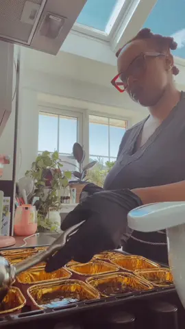 Bake with me and chat ! #BakeWithMe #bakewithlove #gettoknowme #worstthings #autisticadult #storytime #zimtiktok #zimuk🇬🇧🇿🇼tiktok #crazysiblings 