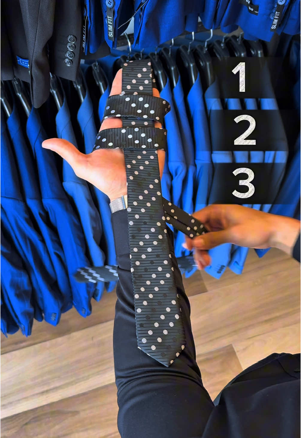 En esta temporada de eventos un nudo muy práctico y rápido de hacer te puede salvar 🤵🏻‍♂️🔝 📲 Contactos al 0991 76 49 13  #nudo #corbatas #trajes #sacos #sastreria #elegantes #hombres #trajeelegantes #viral #tendencia #tiktok 