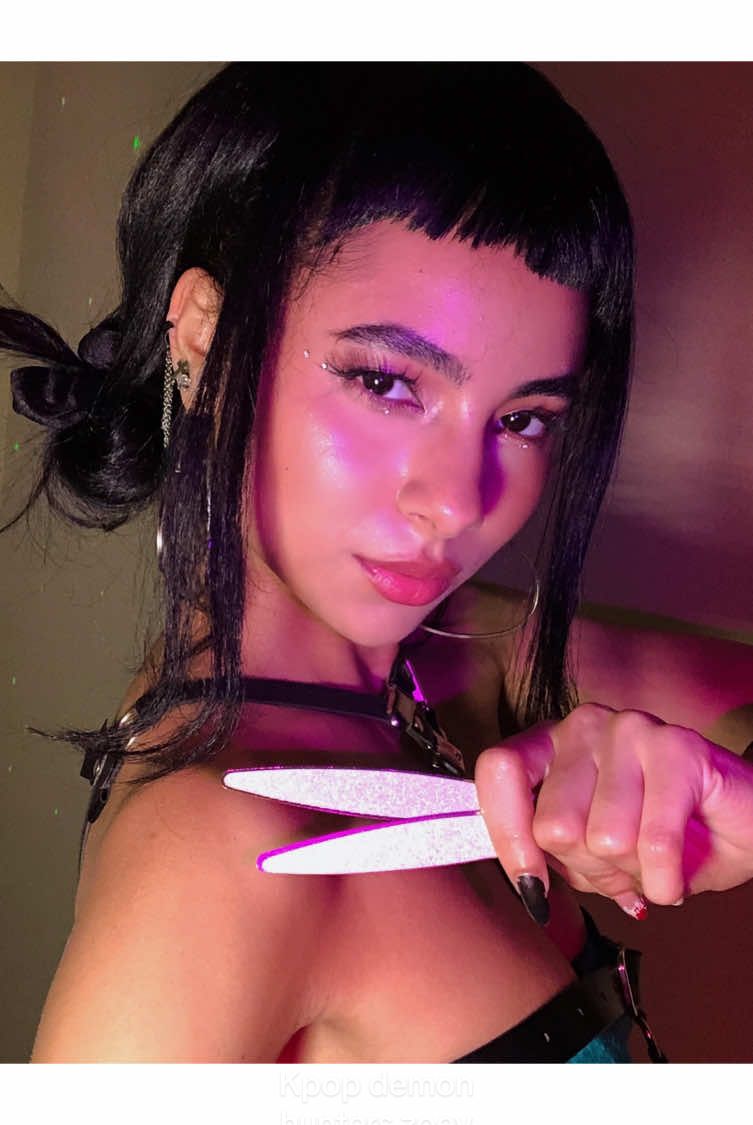 I’m bout to switch up these vibes ⚔️🩵 #zoey #huntrix #kpopdemonhunters #cosplay #transitionbarbie #kpopdemonhunterszoey #kpopdemonhunterscosplay 