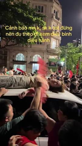 Mọi ng chú ý sk đi xem diễu binh diễu hành nhé. Nhất là ng già, trẻ nhỏ, phụ nữ yếu. Khung khí cực kì ngột ngạt. Muốn xem có thể tìm nơi nào xa trung tâm 1 chút để xem cũng được chứ ngất thế này k mang ra ngoài đc, may mà có cái xe để c đó nằm và tỉnh lại. Adi đà phật #dieubinhdieuhanh #A80 