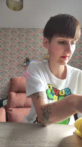 Euh ? Crash-test de ma nouvelle chaise de bureau... Pas ouf 🤣 Heureusement qu'elle est belle 🤣 #maitresse #fail #chute #tiktoklive #livehighlights 
