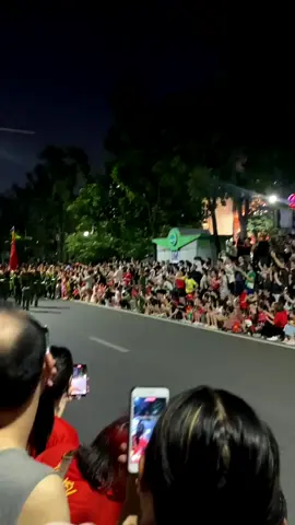Là ai??? Ai đã nghĩ ra cái thả tim này 😎 #a80 #quockhanh #dieubinh #duyetbinh #vn #2025