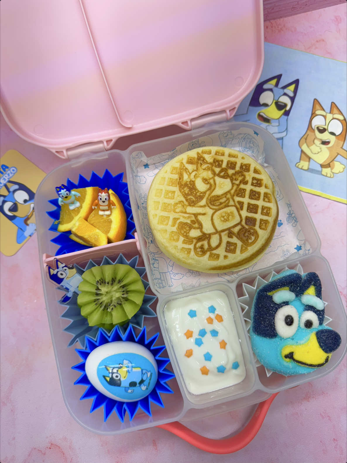 ✨ Hoy no puedo con la emoción porque estrenamos la waflera más linda de Bluey 🐾💙 ¡y obvio hicimos unos waffles deliciosos! 🧇💫 La lonchera de hoy va en nuestra Bbox y quedó así: 🍊 Naranja y kiwi fresquitos 🥣 Yogurt griego sin azúcar + granola en el huevito de Bluey 🍬 Una gomita adorable con la carita de Bluey 🐶 Y decoración especial con picks de Bluey que amamos. ¡Feliz jueves con mucha diversión al estilo Bluey! 💙 #LoncherasCreativas #Bluey #BlueyLunch #LoncheraBbox #waffles                          