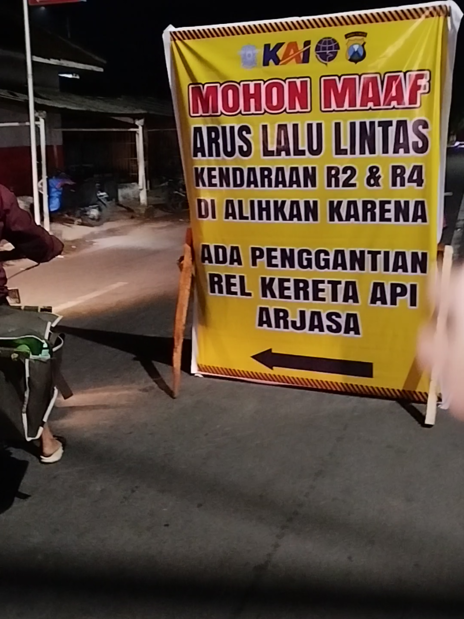 Info penting lur. penutupan jalur rel kereta api Arjasa.  arah dari Jember bondowoso situbondo banyuwangi sementara di alihkan melewati jalan alternatif rel baratan ke kiri, lalu tembus ke pasar arjasa